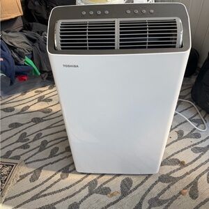 Toshiba White and Gray Air Conditioner with heat.  Remote. 14,000 btu